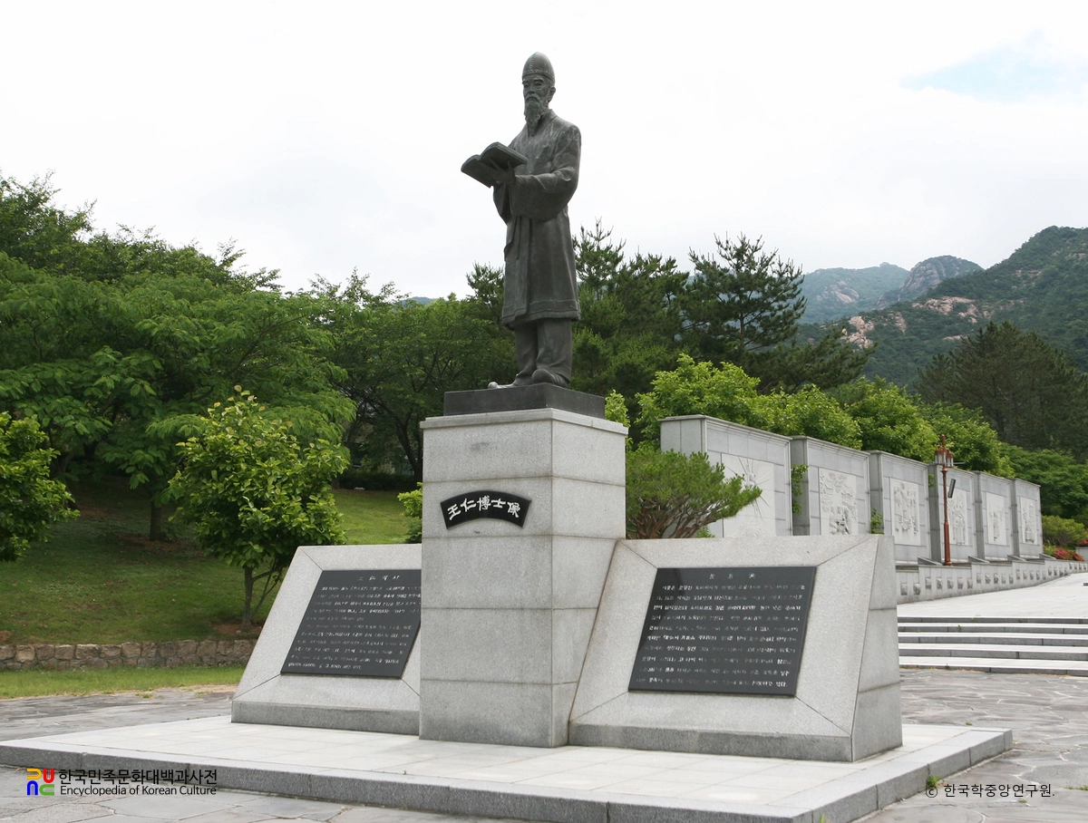 영암 왕인 박사 동상 정측면