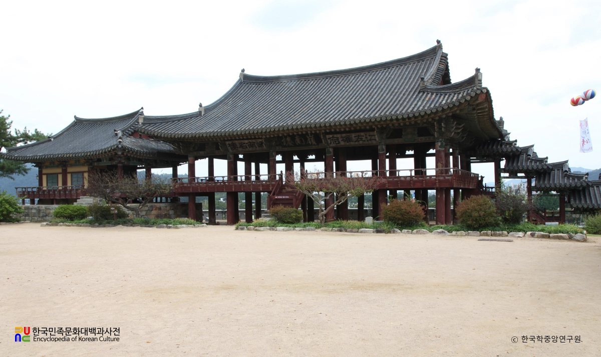 밀양 영남루 정측면