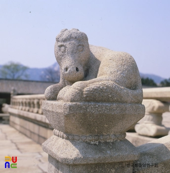 서울 경복궁 근정전 십이지신상 중 말상 정면