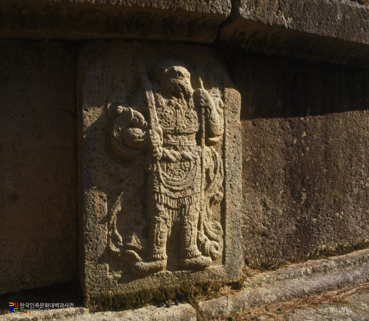 경주 신라 경덕왕릉의 십이지신상 중 닭상 정면