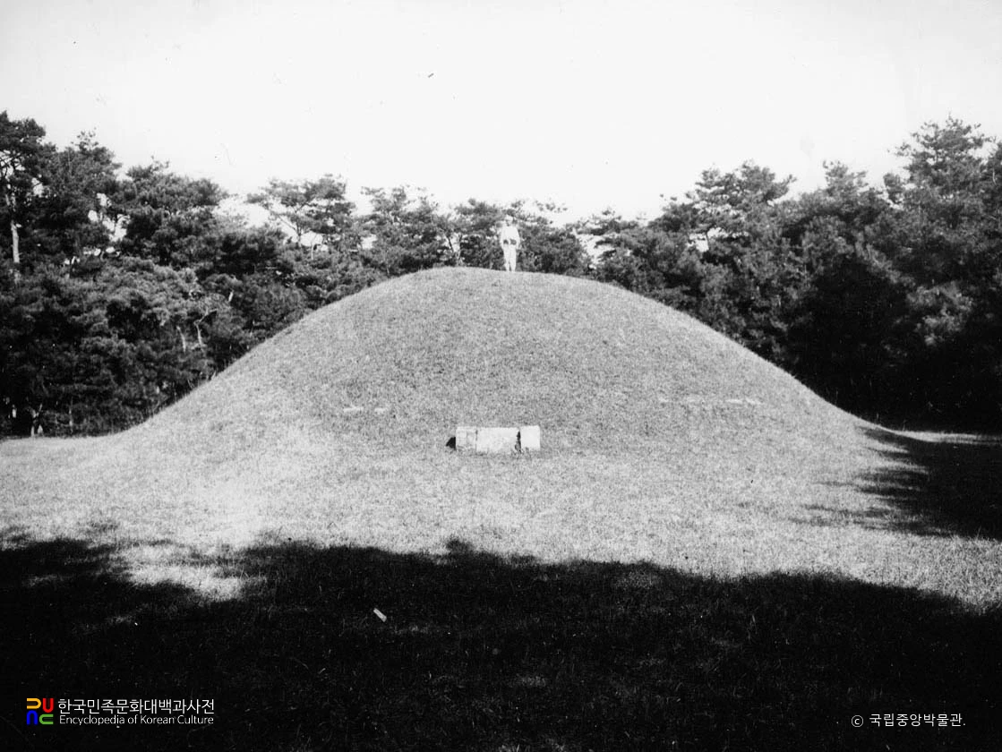 경주 신라 효소왕릉 정면