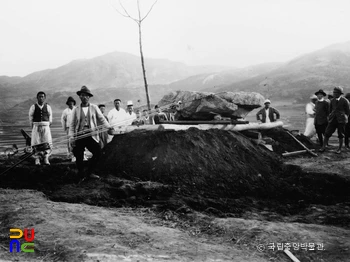 인천 학익리 고인돌 3호분 개석 제거 장면