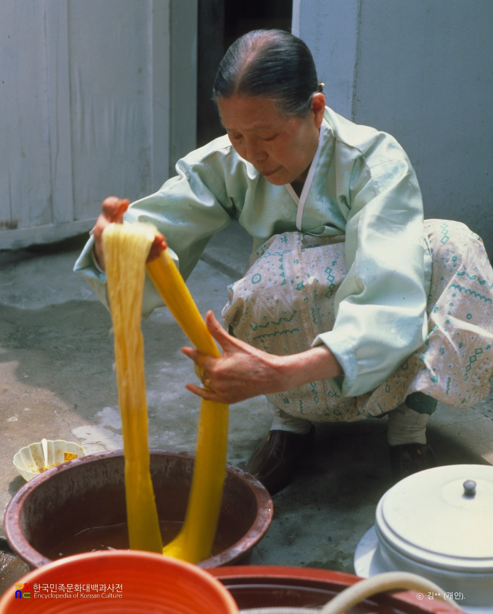 매듭장 / 2 명주실 물들이기 / 최은순