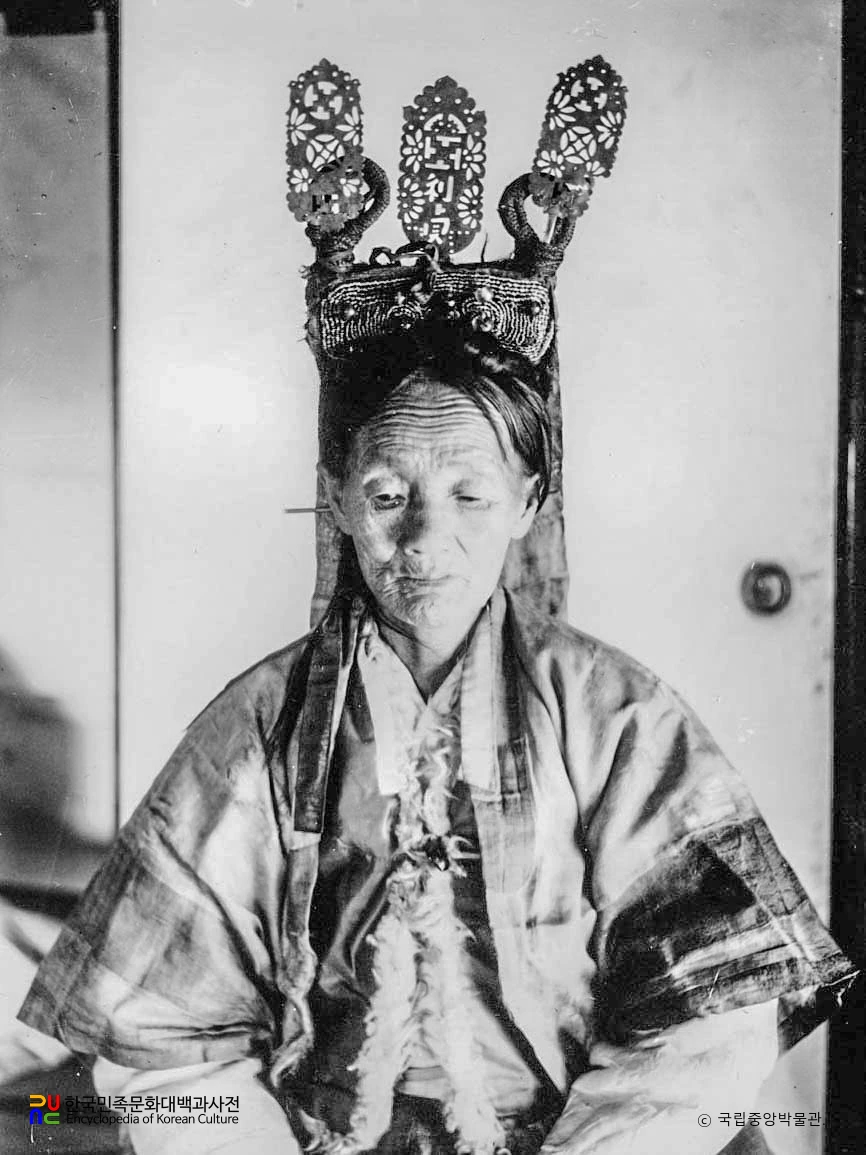 경남 진주 무녀 상반신 정면