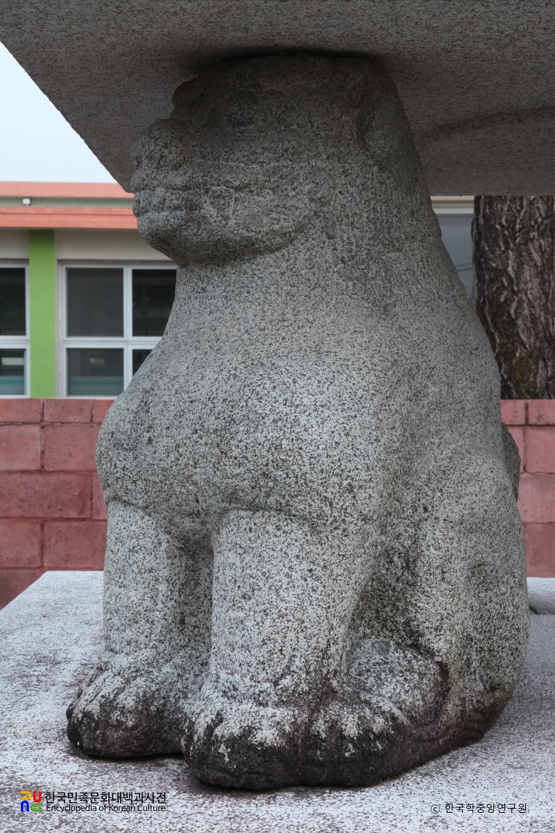 함안 주리사지 사자석탑의 사사자 우측면