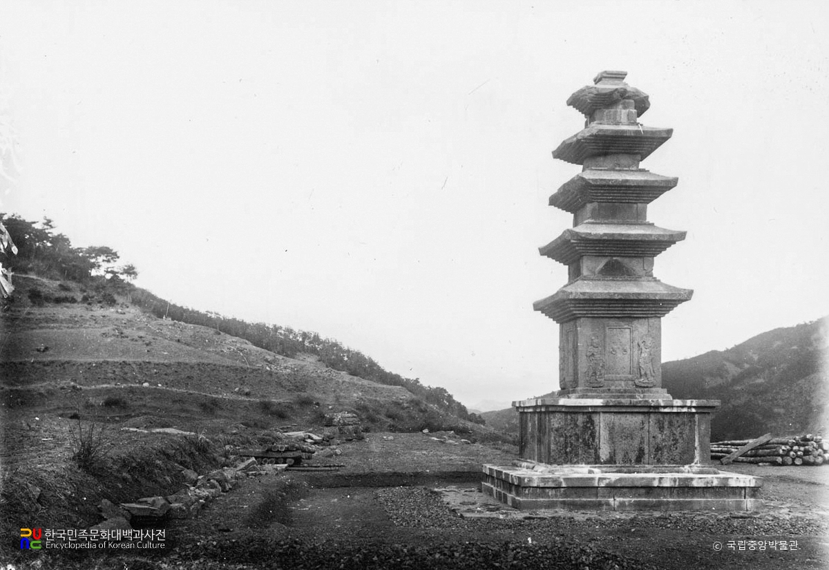 경주 장항리 서오층석탑 동북면 전경