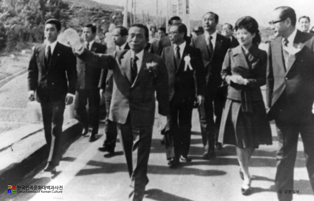 영동.동해고속도로 개통식에 참석한 박정희