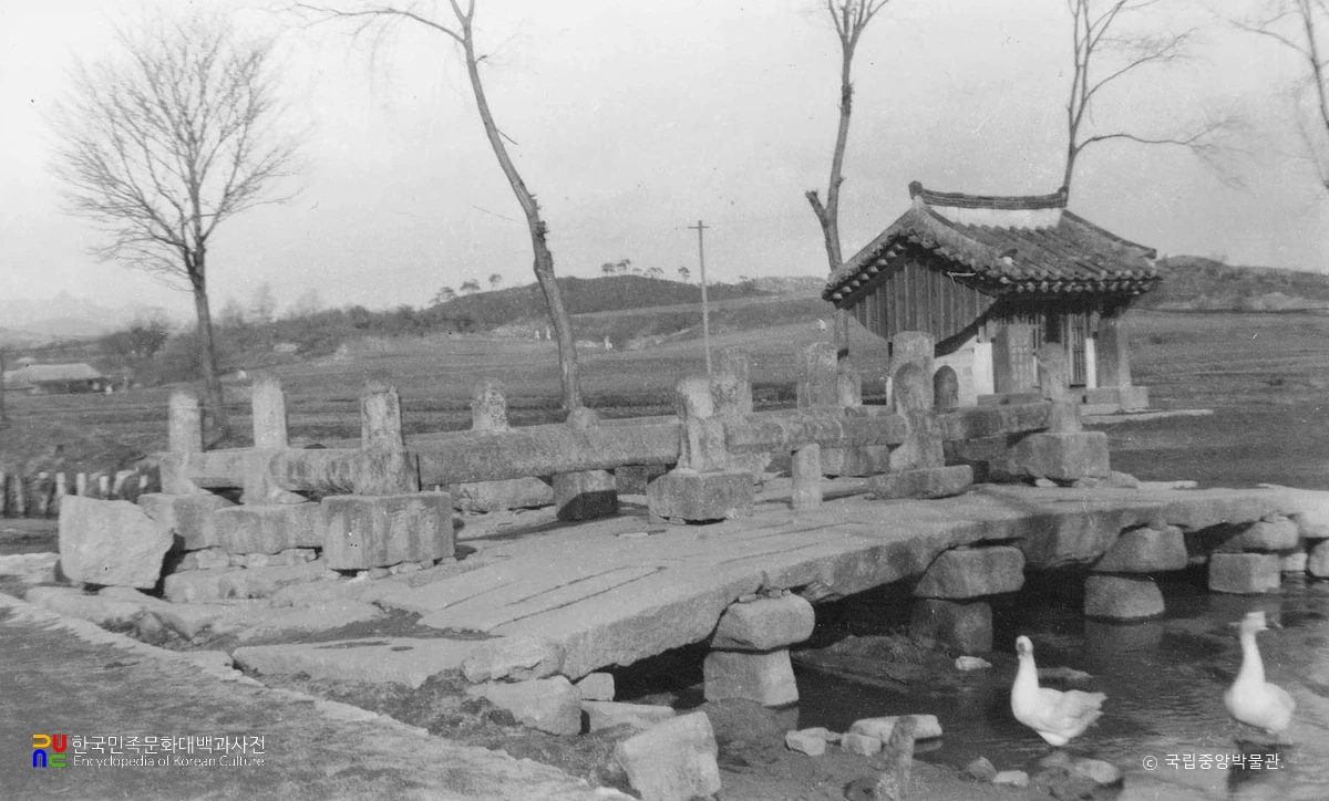 개성 선죽교와 비각 전경