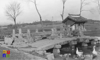 개성 선죽교와 비각 전경