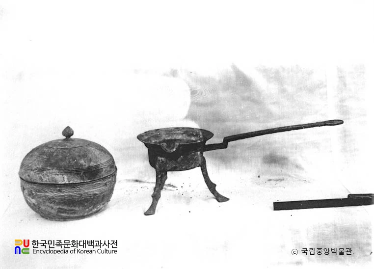 창녕 교동 고분 출토 청동 초두와 합