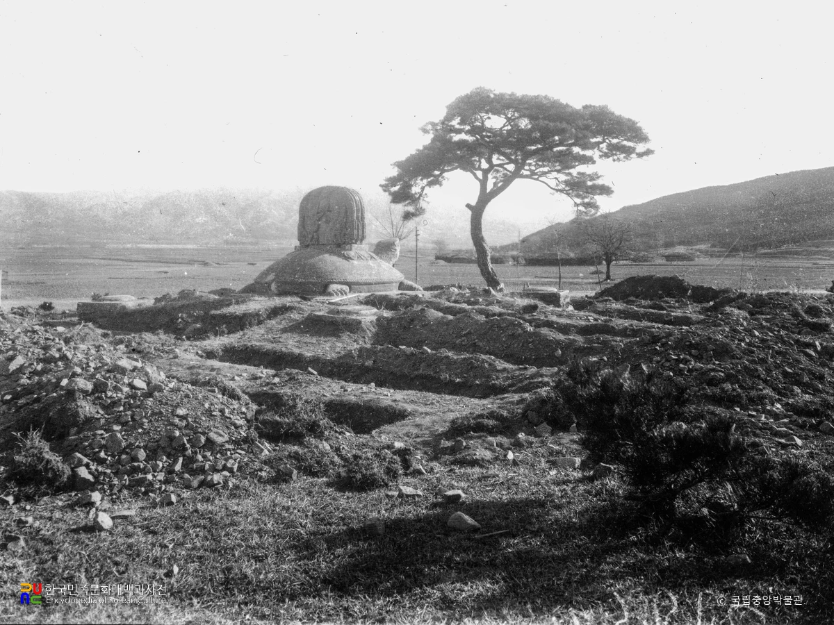 경주 신라 태종무열왕릉비와 비각지 발굴 모습