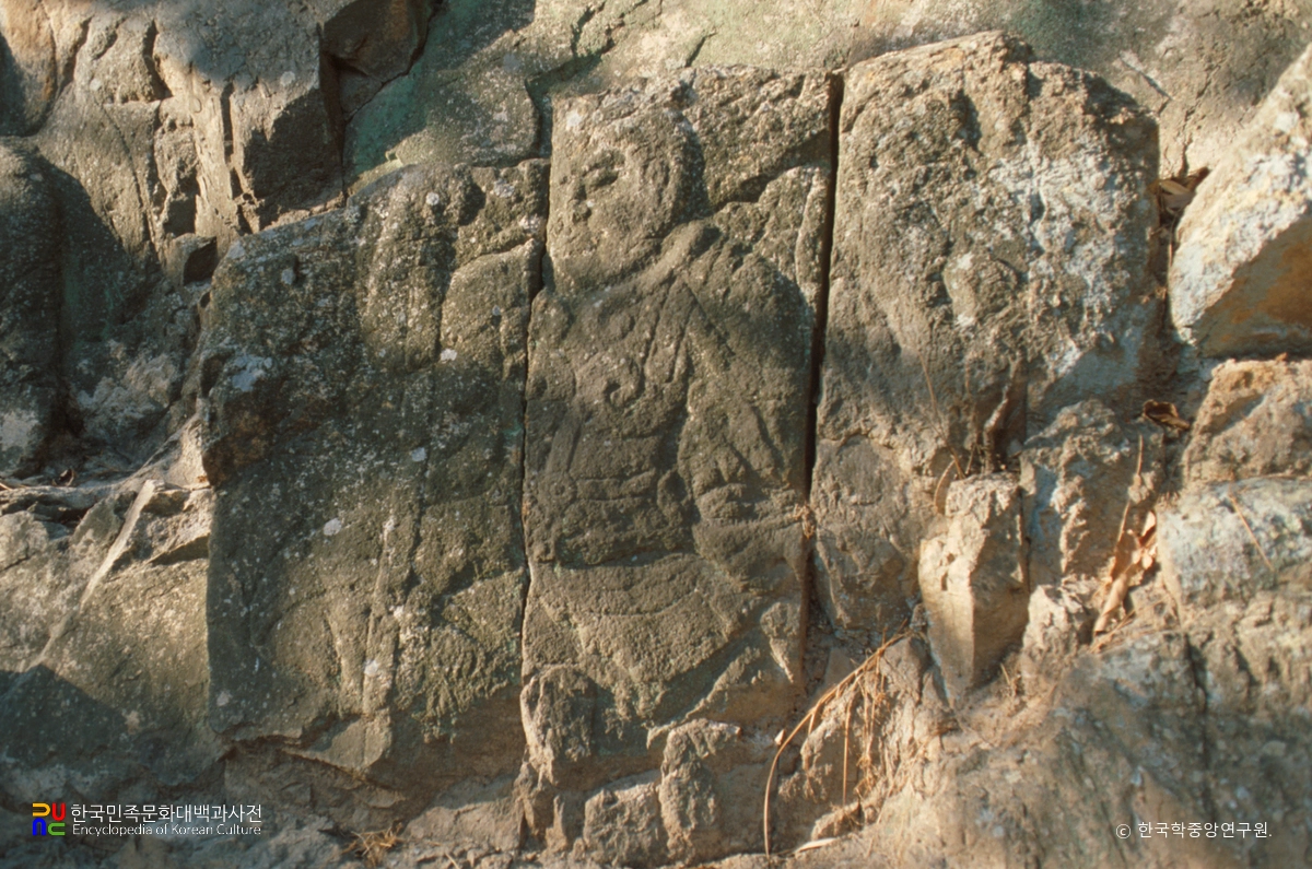 경주 낭산 마애보살삼존좌상 좌측 협시보살