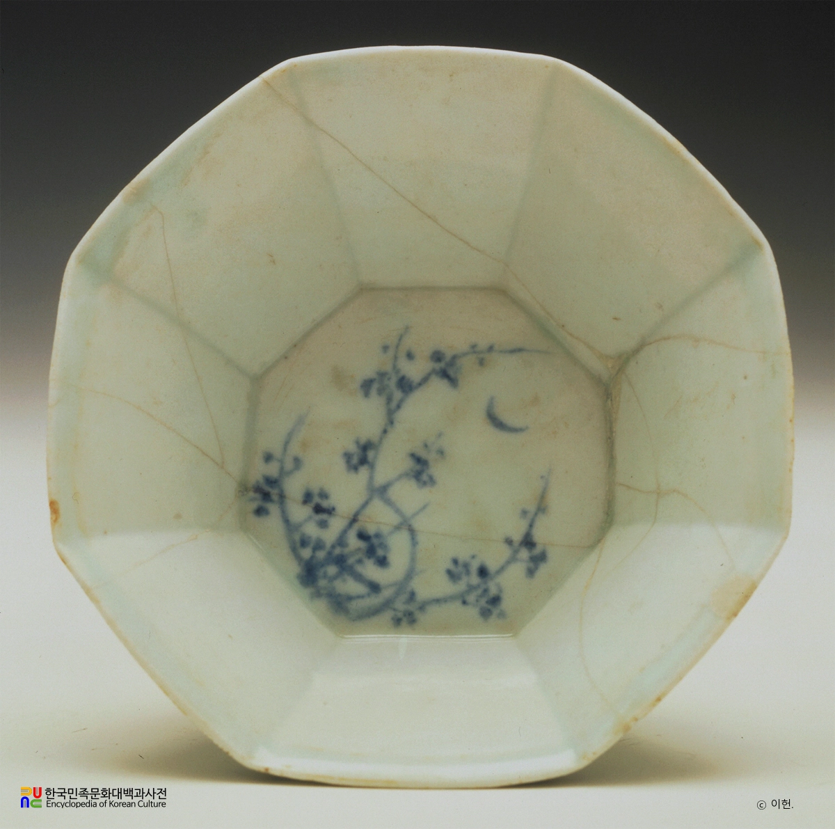 백자 청화매월십장생문 팔각접시 정면