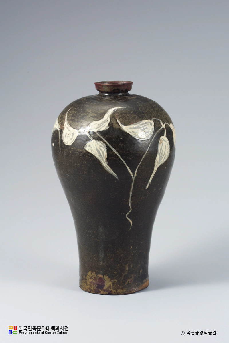 청자 철채퇴화삼엽문 매병