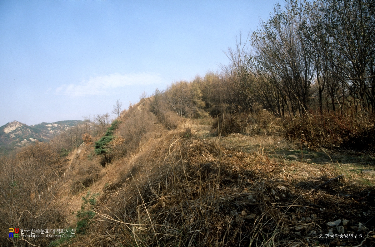 서울 아차산성 능선 전경