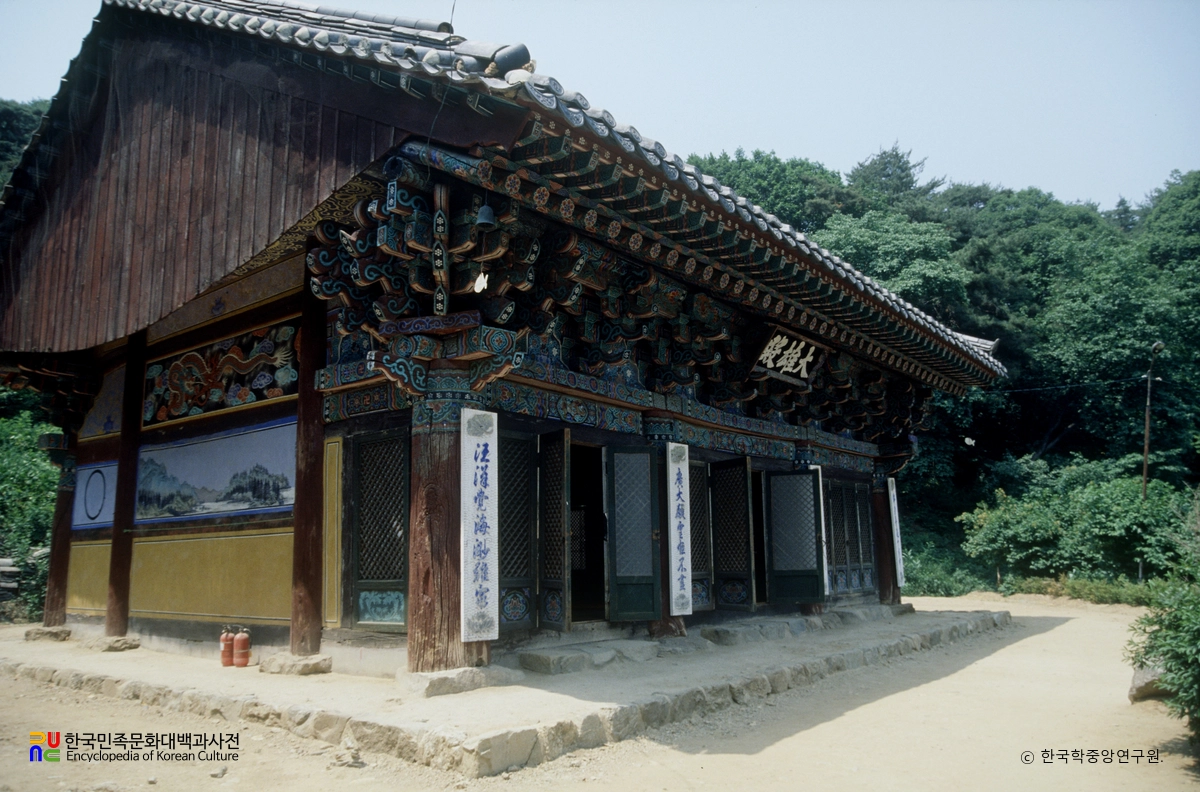 안성 석남사 대웅전 정측면