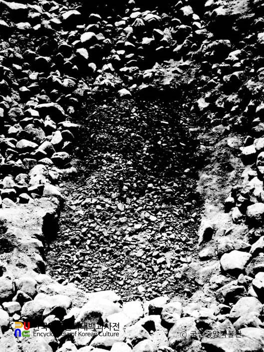 경주 대릉원 일원 중 호우총 유물 수습의 광저 모습