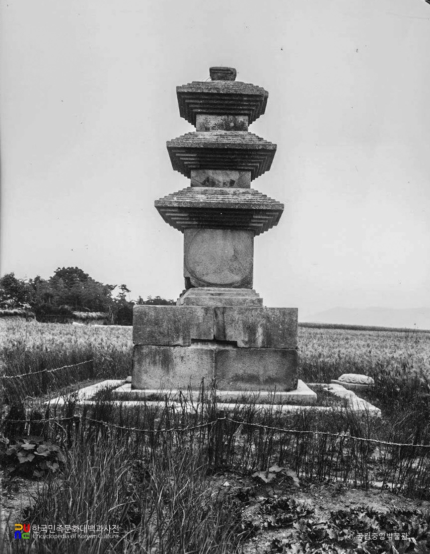 경주 남산동 동서삼층석탑 중 동삼층석탑 정면