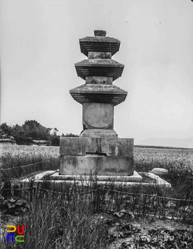 경주 남산동 동서삼층석탑 중 동삼층석탑 정면