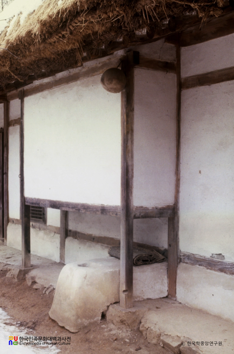 김제 상신리 중 한 가옥 안채의 옷장 용도 개흘레 정측면