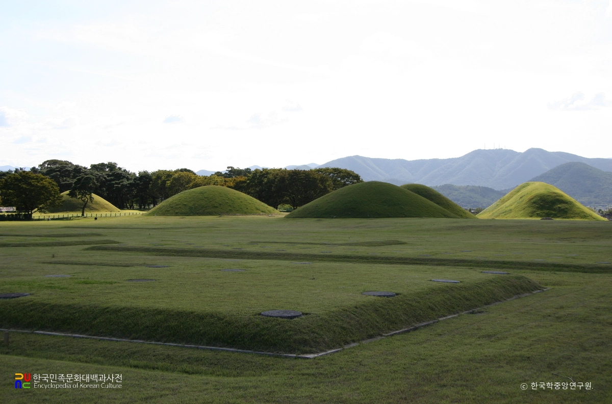 경주 동부 사적지대 중 건물지와 인왕동 고분군 전경