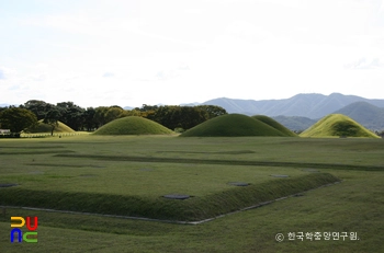 경주 동부 사적지대 중 건물지와 인왕동 고분군 전경