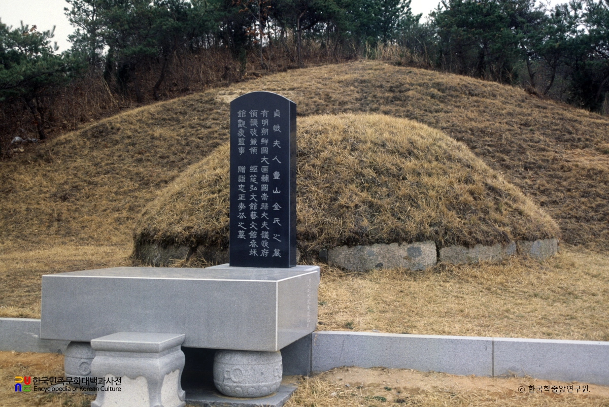 양평 이준경 선생 묘 정측면