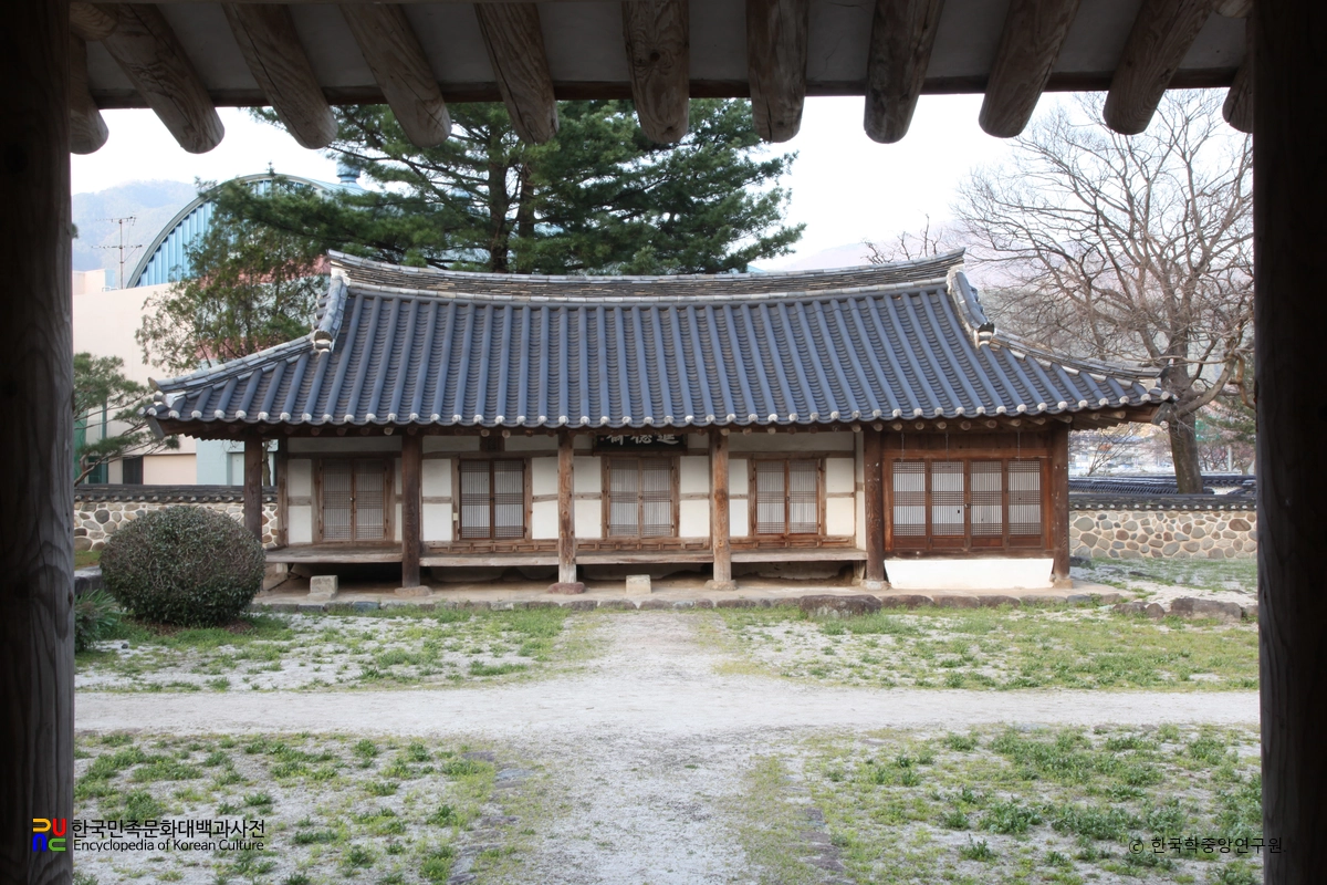 산청 덕천서원 진덕재 정면