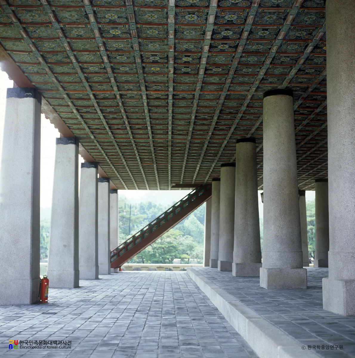 서울 경복궁 경회루 일층 내부