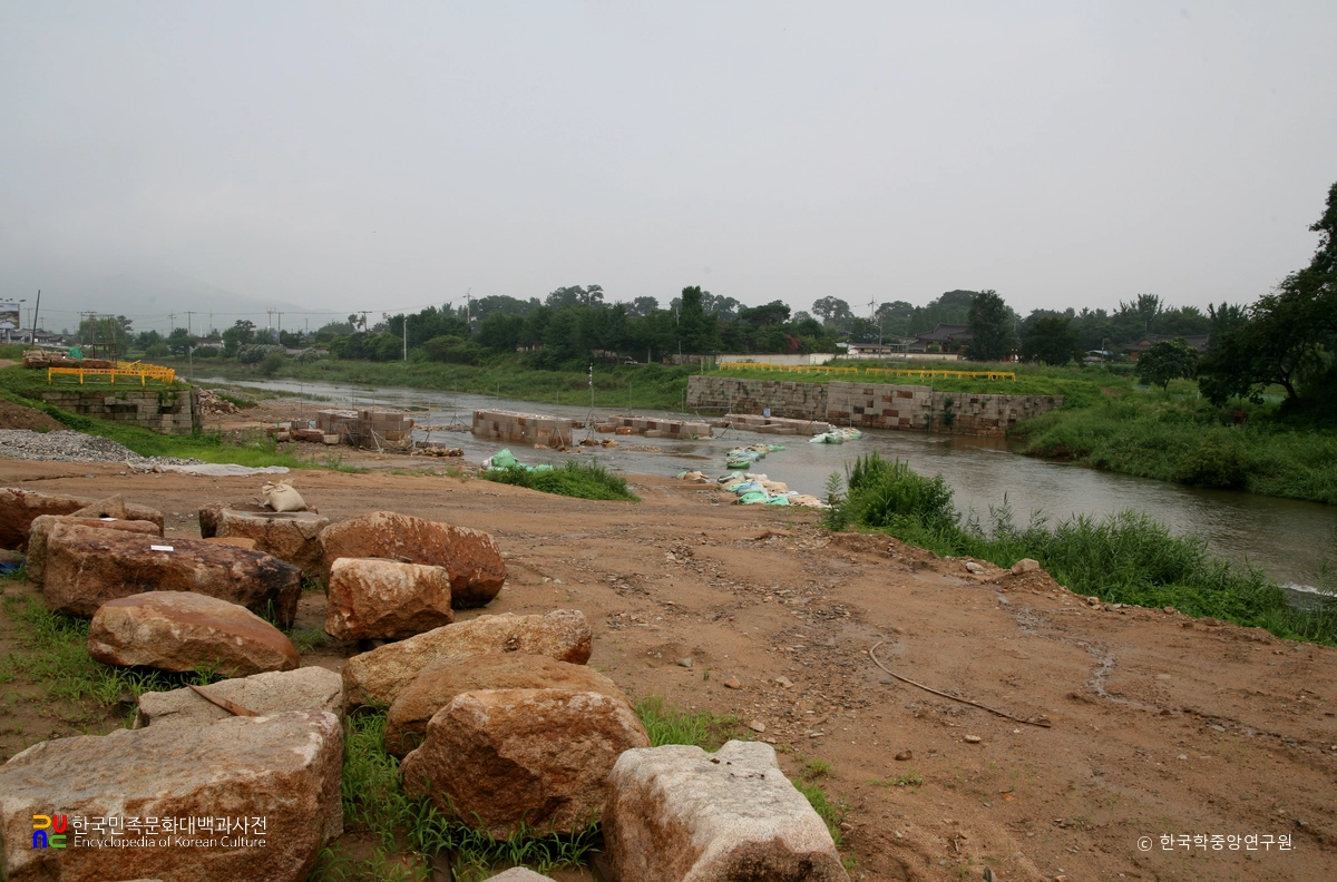 경주 춘양교지와 월정교지 중 정비 중인 월정교지