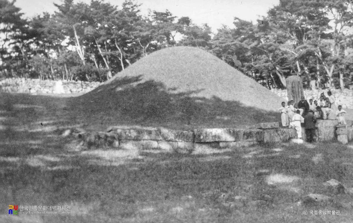 김해 가야 수로왕비릉 정측면