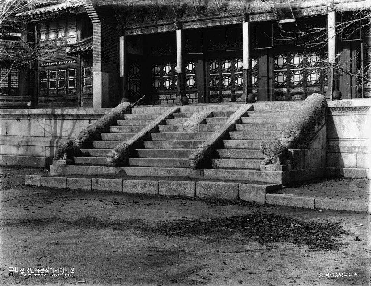 서울 경복궁 중 집옥재의 돌계단 정측면