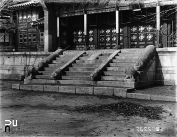 서울 경복궁 중 집옥재의 돌계단 정측면