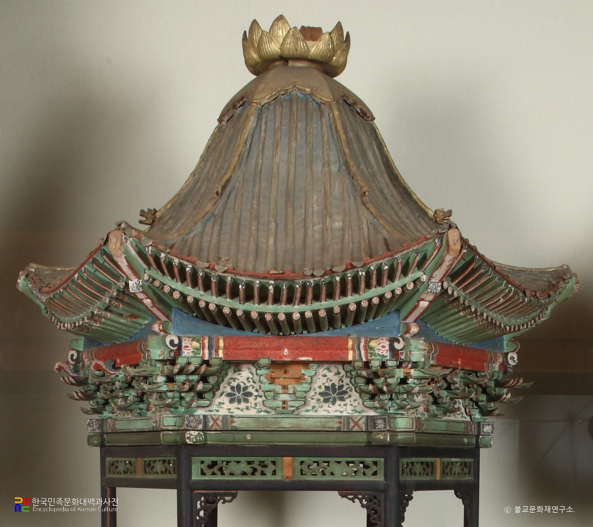 화성 용주사 목조감실 부분