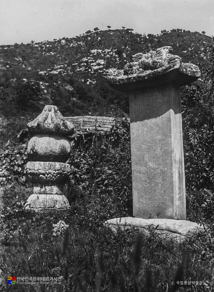 은율 원정사 완월당대사비와 승탑 전경