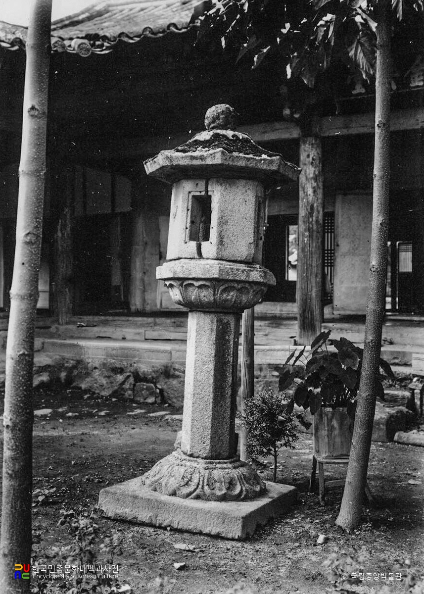 청도 운문사 금당 앞 석등