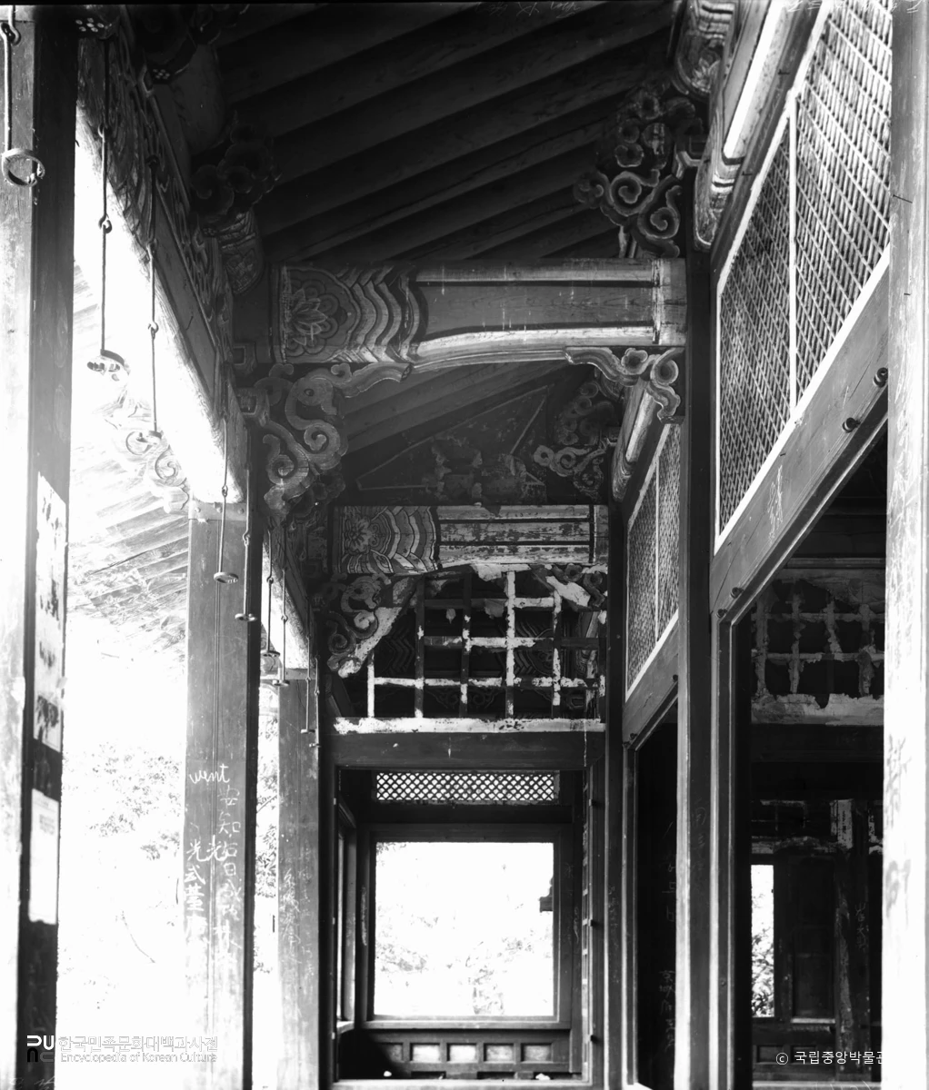 서울 경복궁 중 융문당 전면 툇간 전랑의 천장
