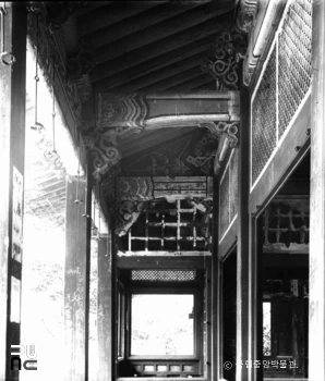 서울 경복궁 중 융문당 전면 툇간 전랑의 천장