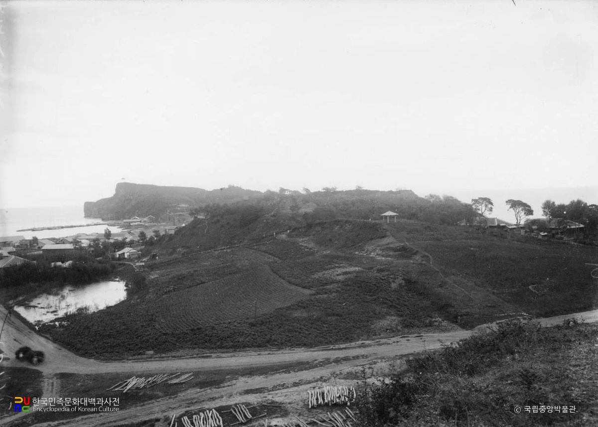 함북 성진 북쪽에서 본 성진읍성 전경