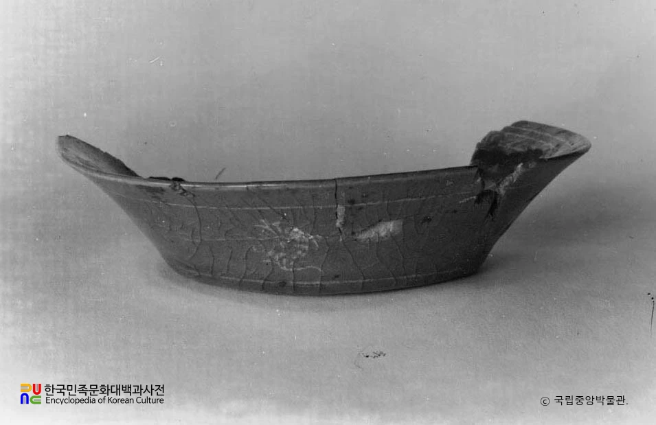 고려 명종 지릉 출토 청자 상감 국화문 접시