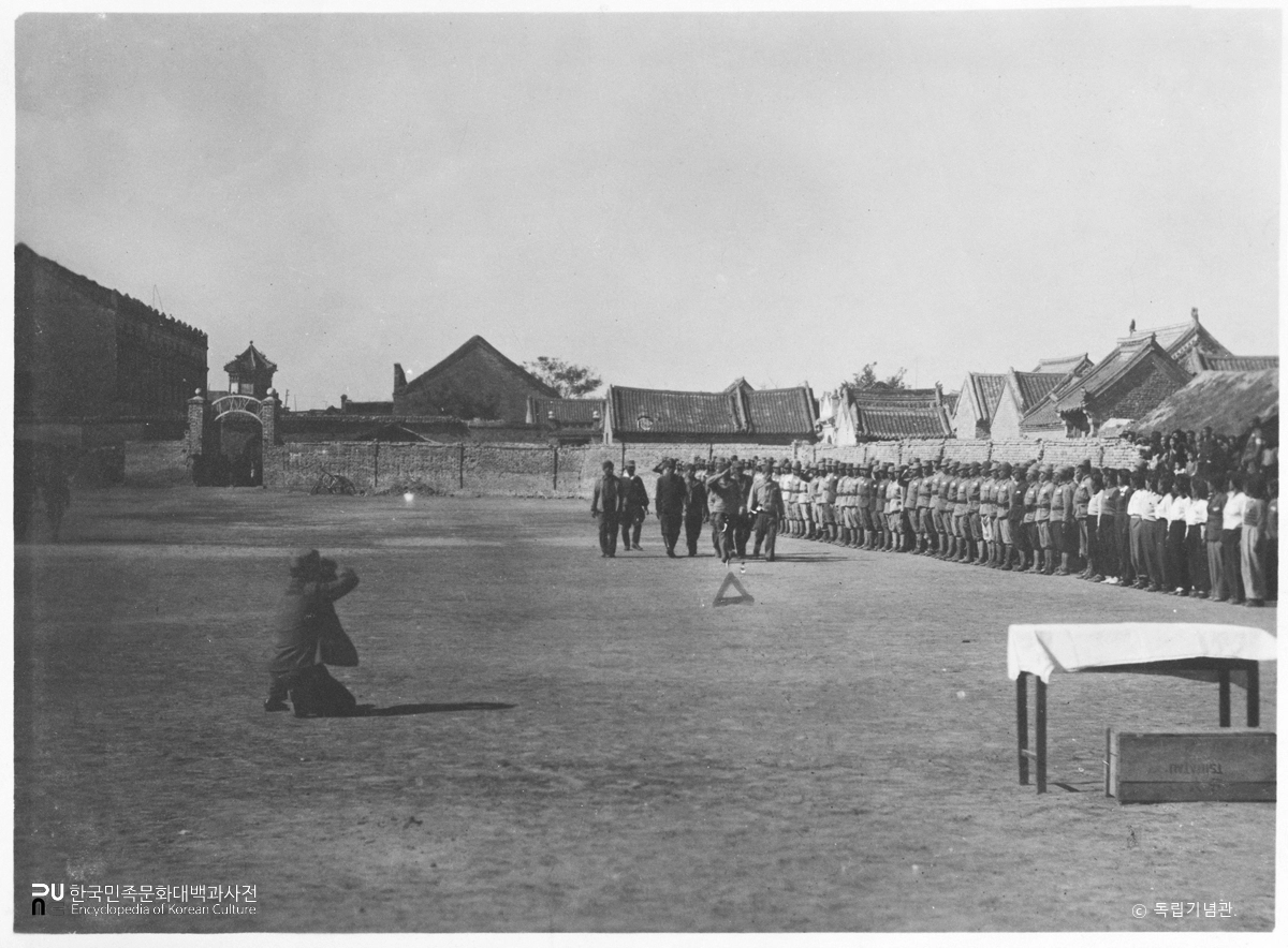 광복군 제3지대 1대대를 열병하는 이범석