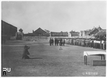 광복군 제3지대 1대대를 열병하는 이범석