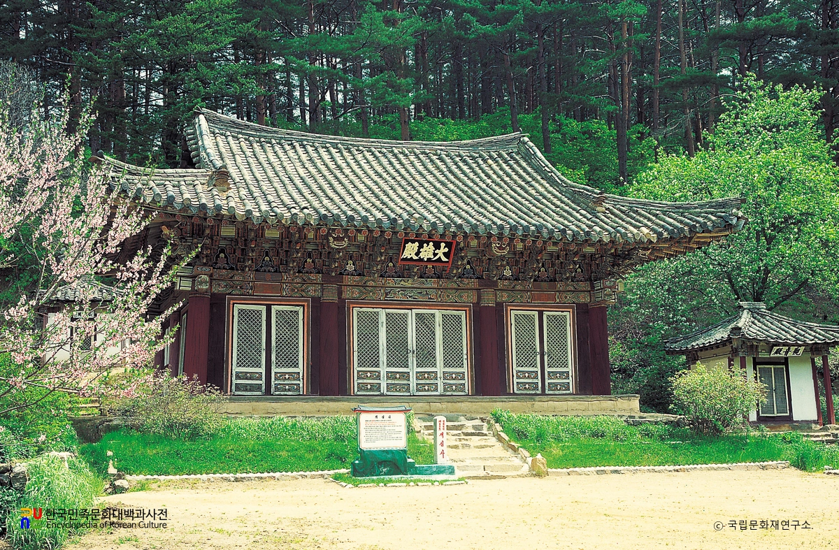 명천 개심사 중 대웅전 정측면