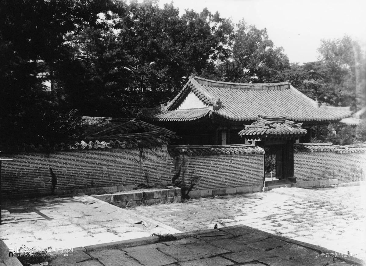 서울 영희전 본전 북쪽 부속 건물과 소문