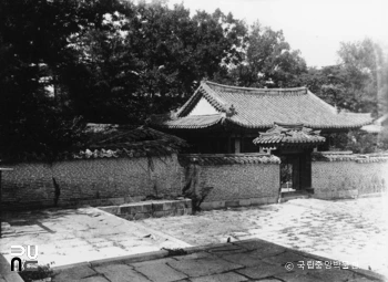 서울 영희전 본전 북쪽 부속 건물과 소문