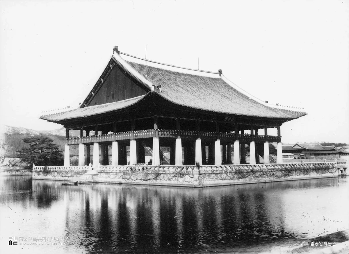 서울 경복궁 경회루 정측면