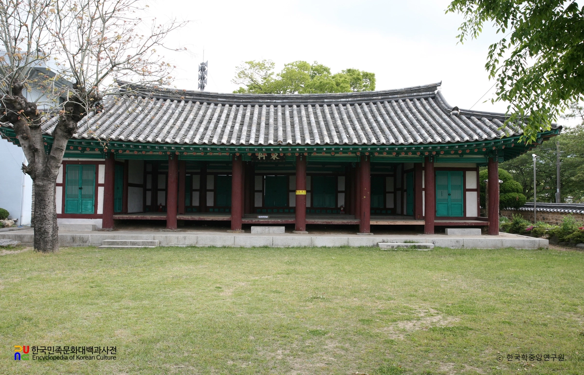 진해현 관아 및 객사유지 / 동헌