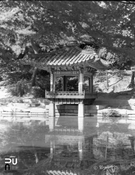 청덕궁의 애련지와 애련정 모습