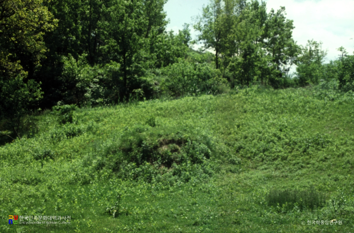 강화 이건창 묘 전경