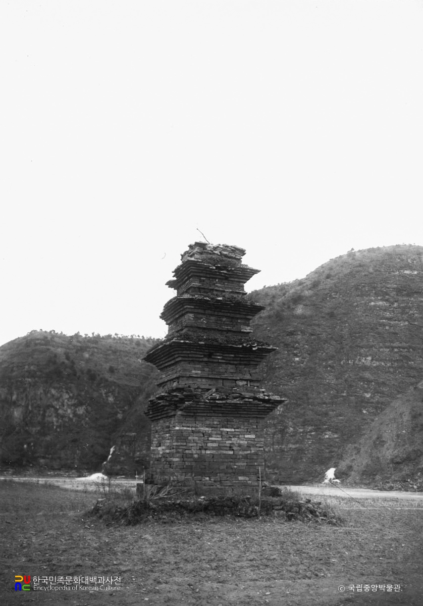 영양 산해리 오층모전석탑 후면